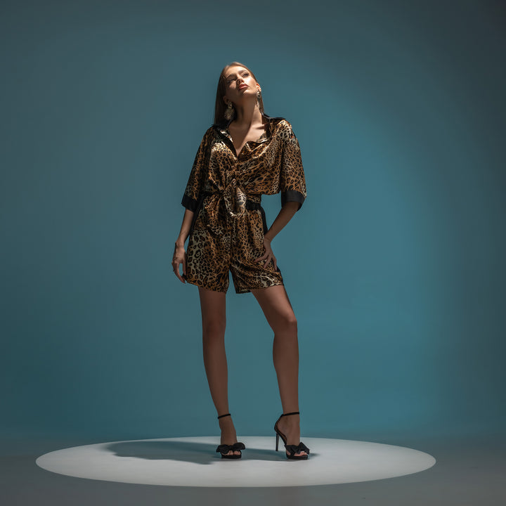 Carolina D Costum din satin animal print cu camasa boyfriend si pantaloni scurti cu talie inalta