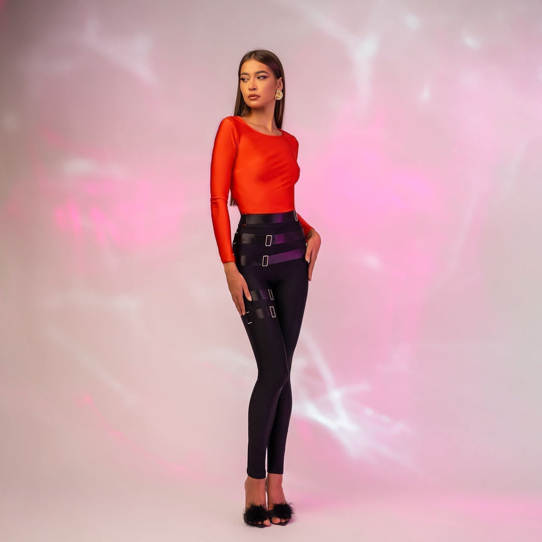 Pantaloni modelatori cu talie inalta si benzi satinate cu reglaje metalice