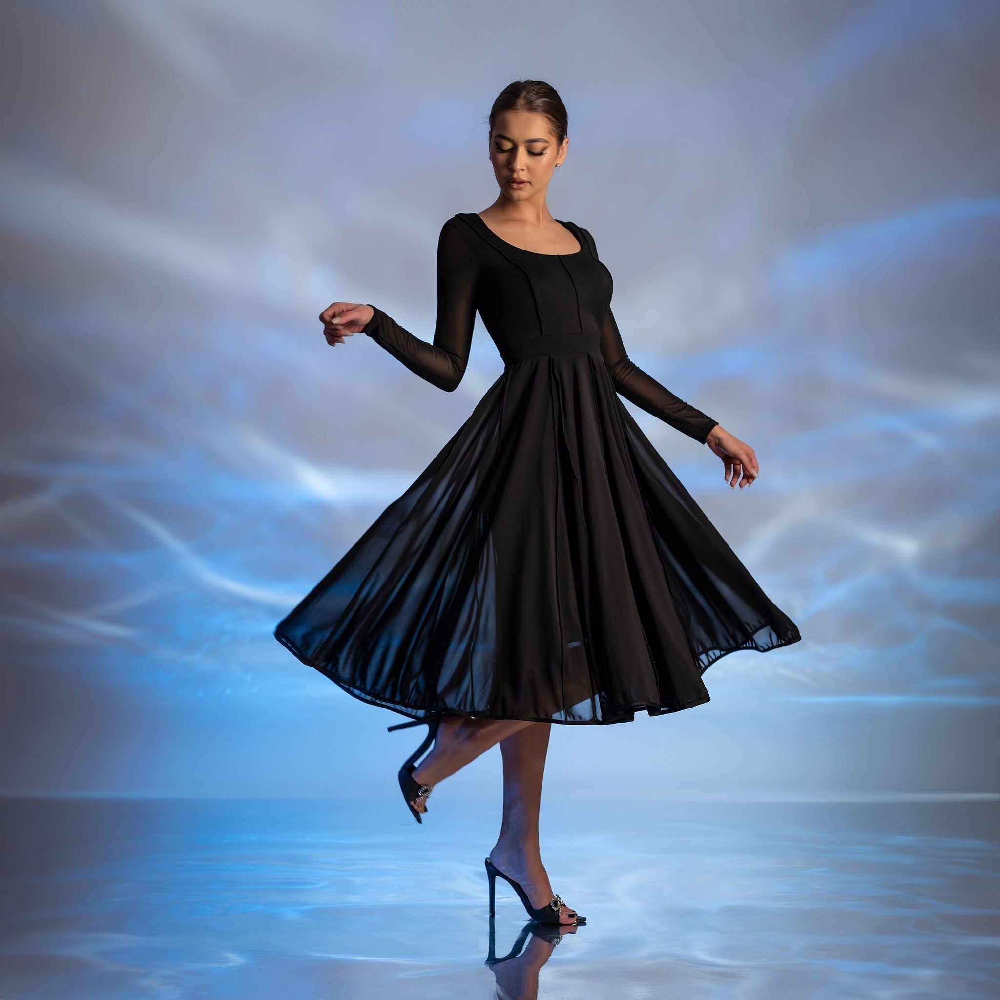 Rochie midi din tulle elastic negru cu fusta clos si spate transparent