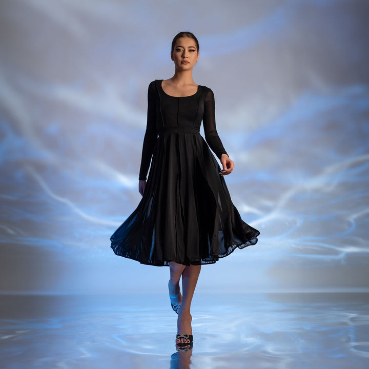 Rochie midi din tulle elastic negru cu fusta clos si spate transparent