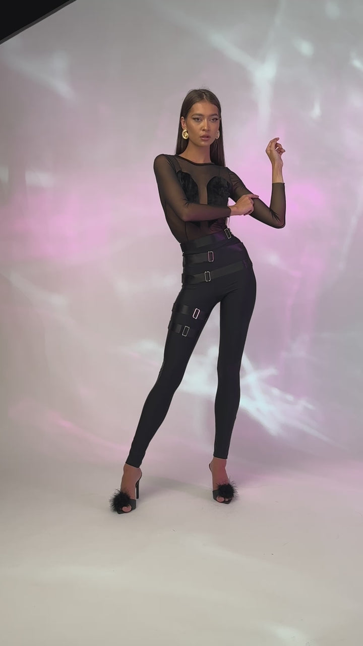 Pantaloni modelatori cu talie inalta si benzi satinate cu reglaje metalice