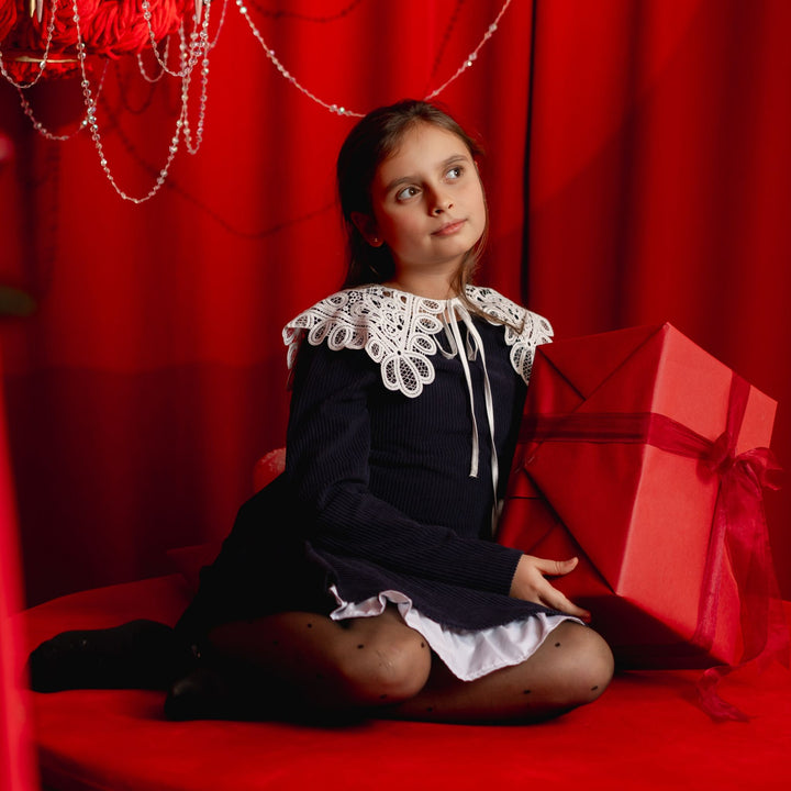 Rochie fetita din raiat bleumarin cu insertii din poplin si guler brodat Iris