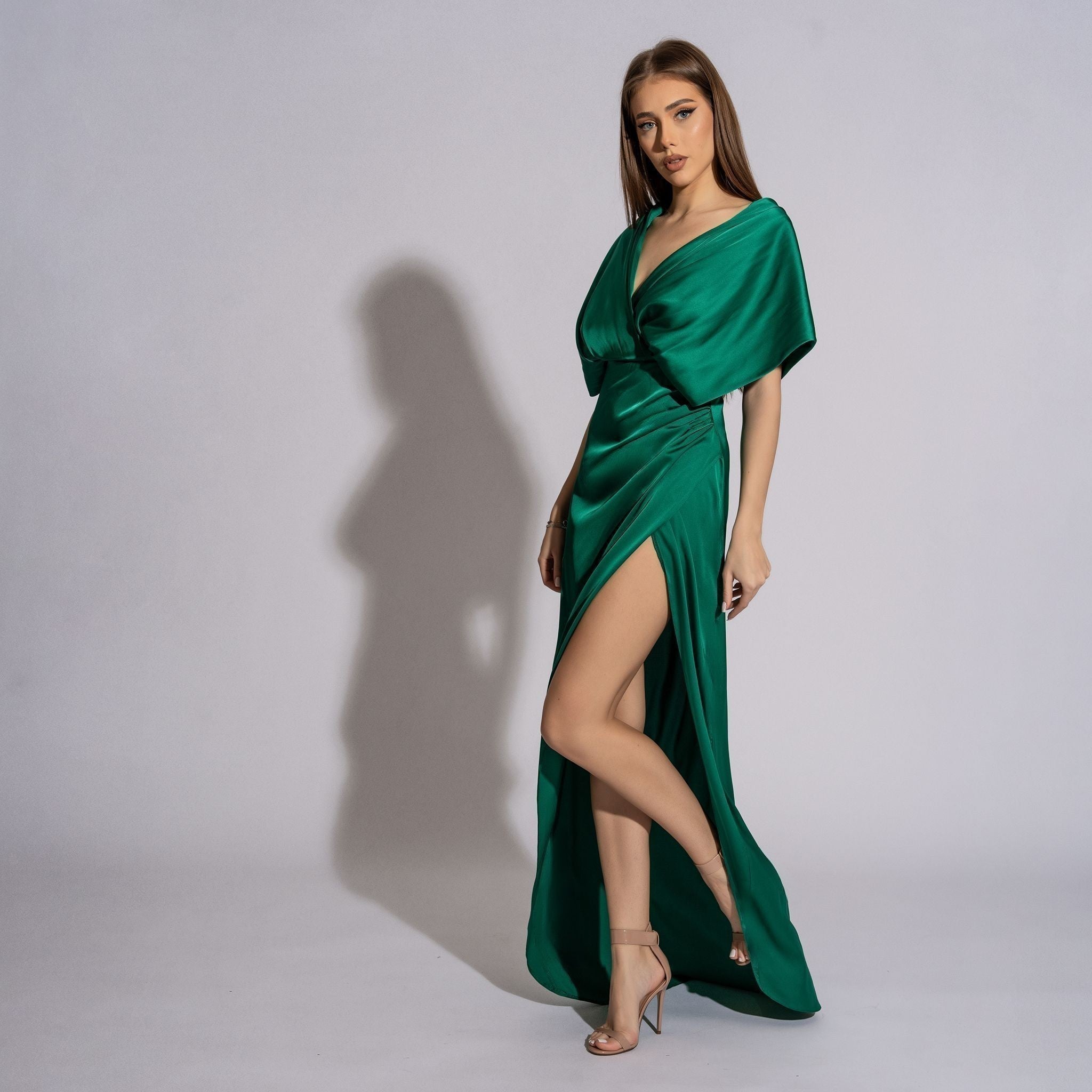 Rochie lunga din matase verde cu drapaje laterale si bust kimono Lotus