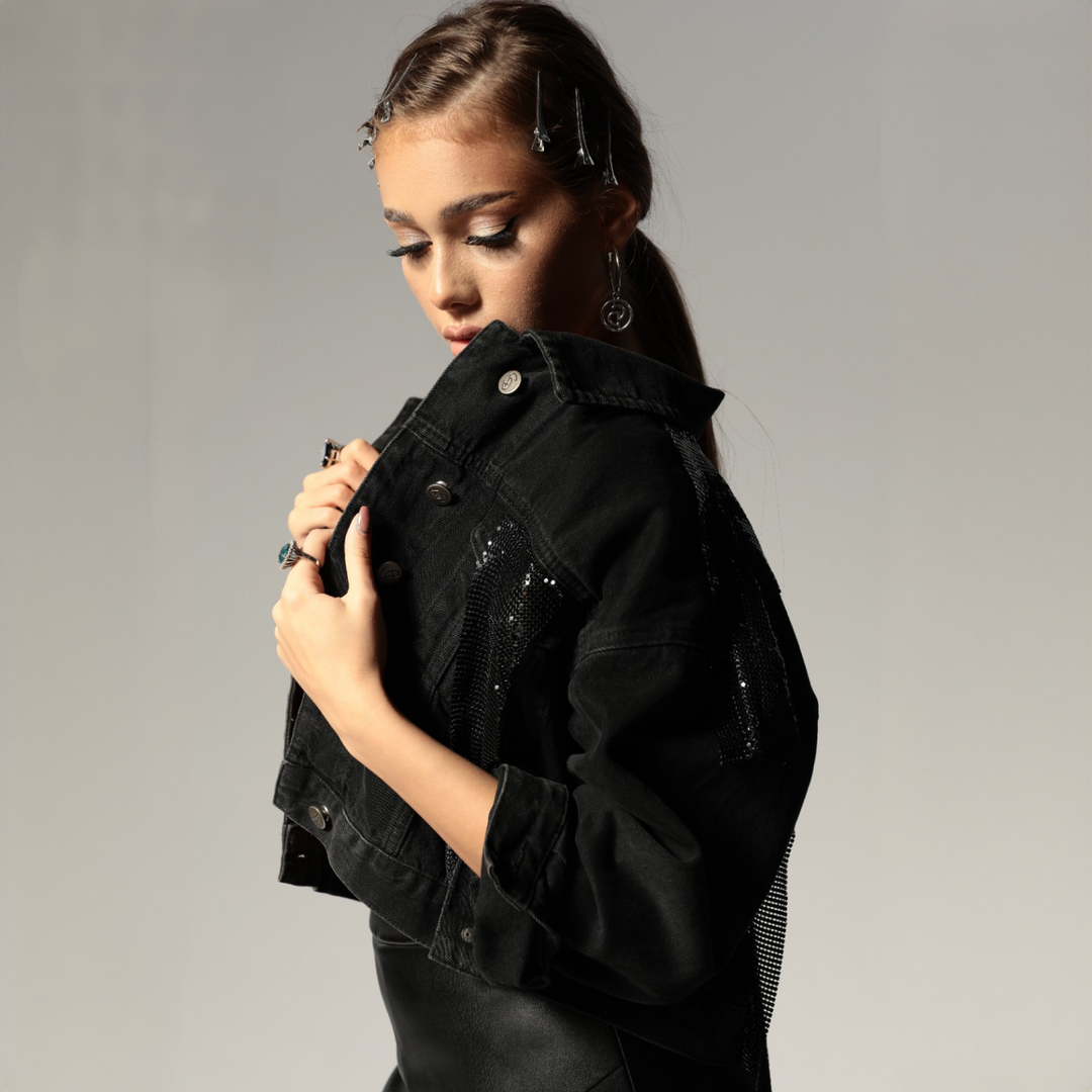 Carolina D: geaca jacketa din denim oversized cu aplicatii din plasa metalica