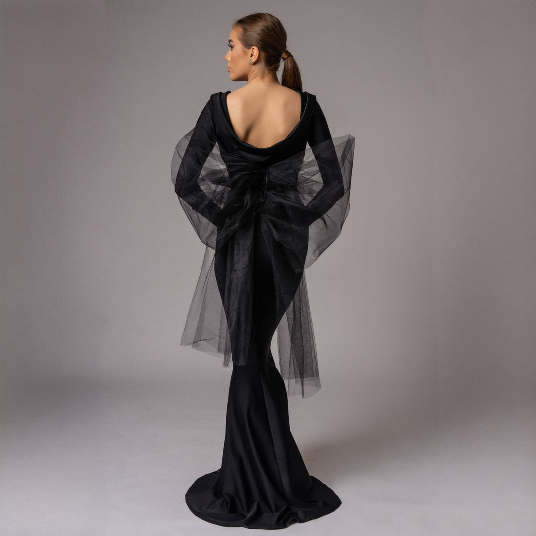 Carolina D: rochie neagra sirena cu funda supradimensionata din tulle