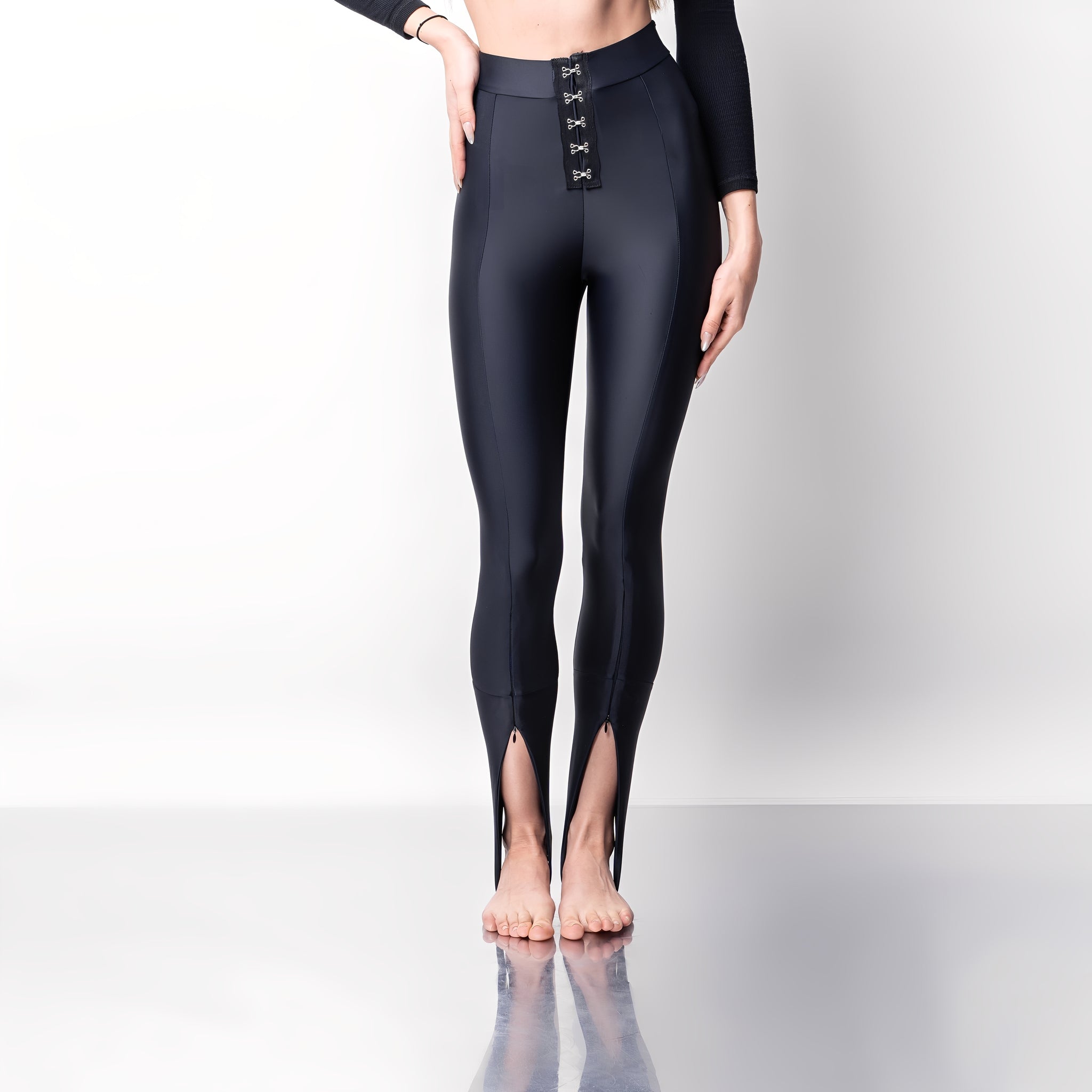 Pantaloni din lycra contractoare cu dunga, elastic sub talpa si decupaj inalt pe gamba