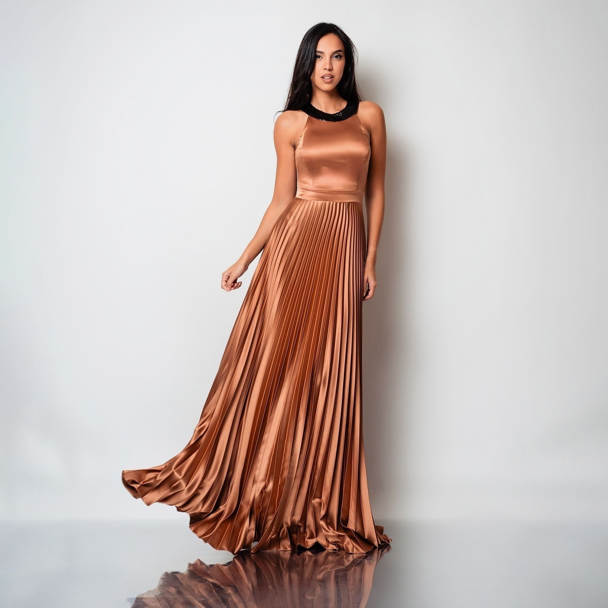 Rochie lunga din tafta de matase gold cu insertii din paiete si fusta plisata Mirage