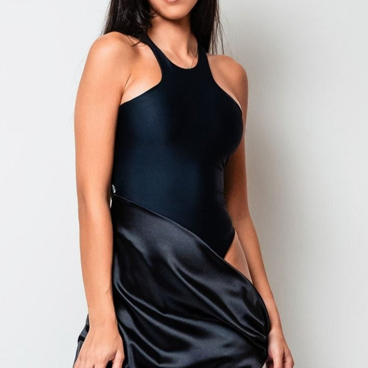 Body cu croiala high-cut pe sold
