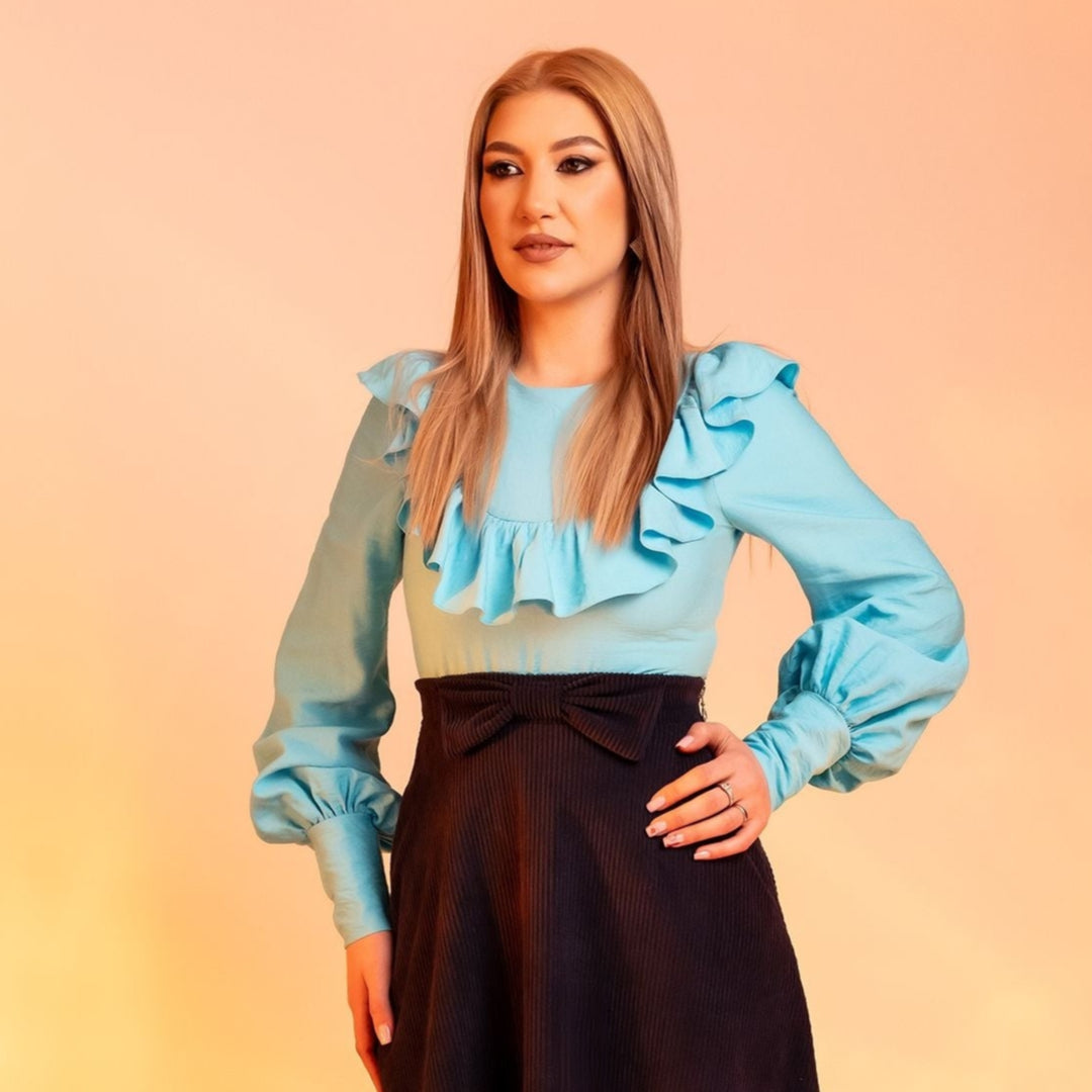 Camasa dama bleu din in cu volane pe bust si maneca bufanta