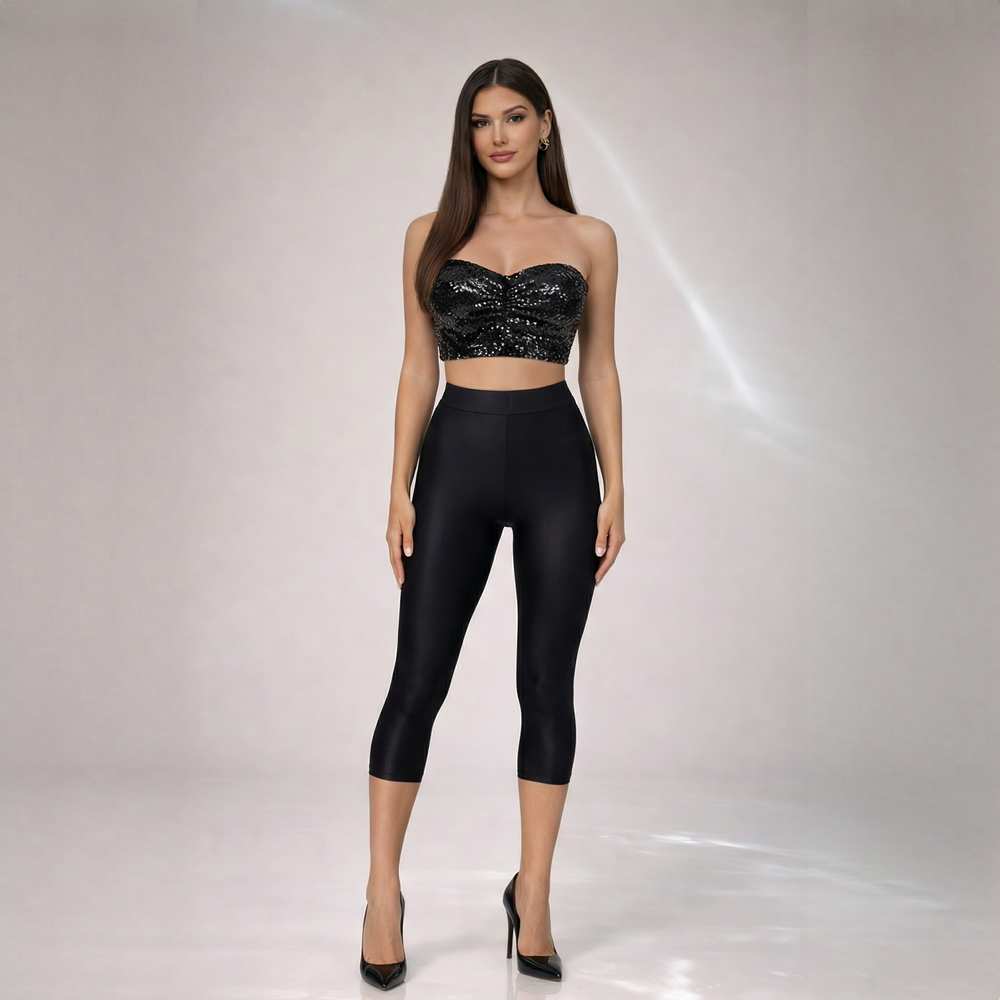 Colanți capri premium, o piesă vestimentară concepută pentru a vă oferi libertate totală de mișcare și un confort desăvârșit. Materialul moale și elastic se mulează perfect pe corp, prevenind punctele de presiune și oferind o senzație plăcută pe piele. Croiala ergonomică și elastica vă permite să vă bucurați de activitățile preferate fără restricții, în timp ce efectul ușor contractor vă oferă o siluetă fermă și tonifiată. Ideali pentru plimbări, activități sportive ușoare sau momente de relaxare, acești co