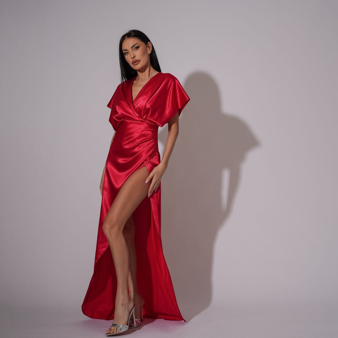 Rochie lunga din satin rosu cu drapaje laterale si bust kimono