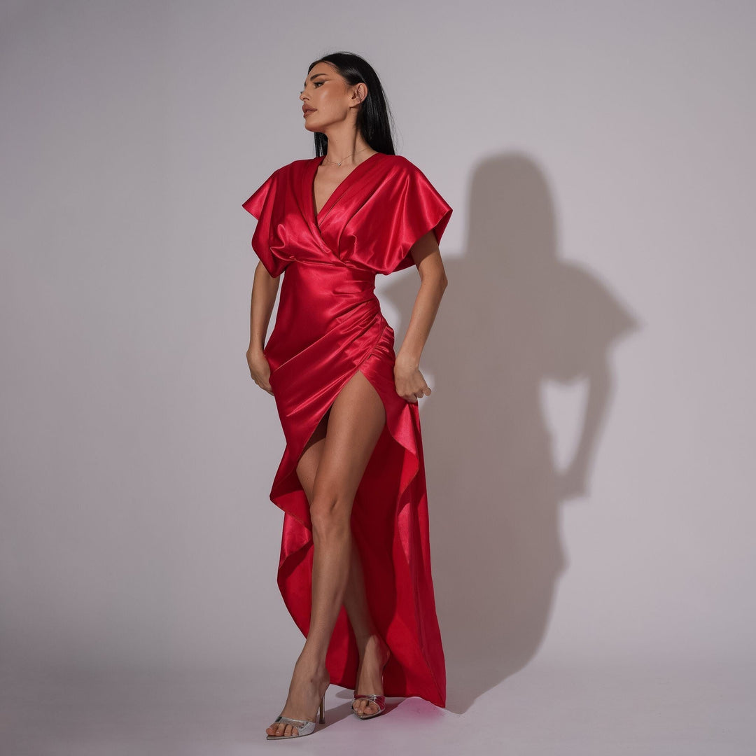 Rochie lunga din satin rosu cu drapaje laterale si bust kimono