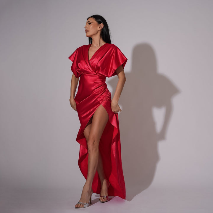 Rochie lunga din satin rosu cu drapaje laterale si bust kimono