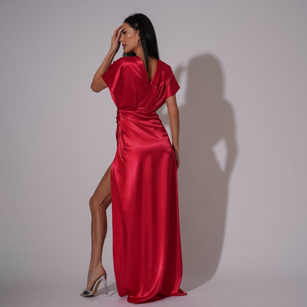 Rochie lunga din satin rosu cu drapaje laterale si bust kimono