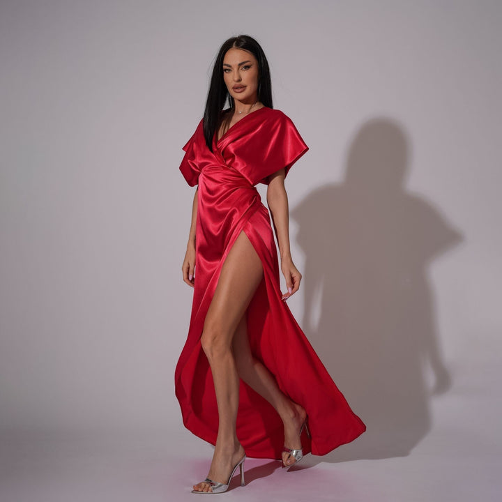 Rochie lunga din satin rosu cu drapaje laterale si bust kimono
