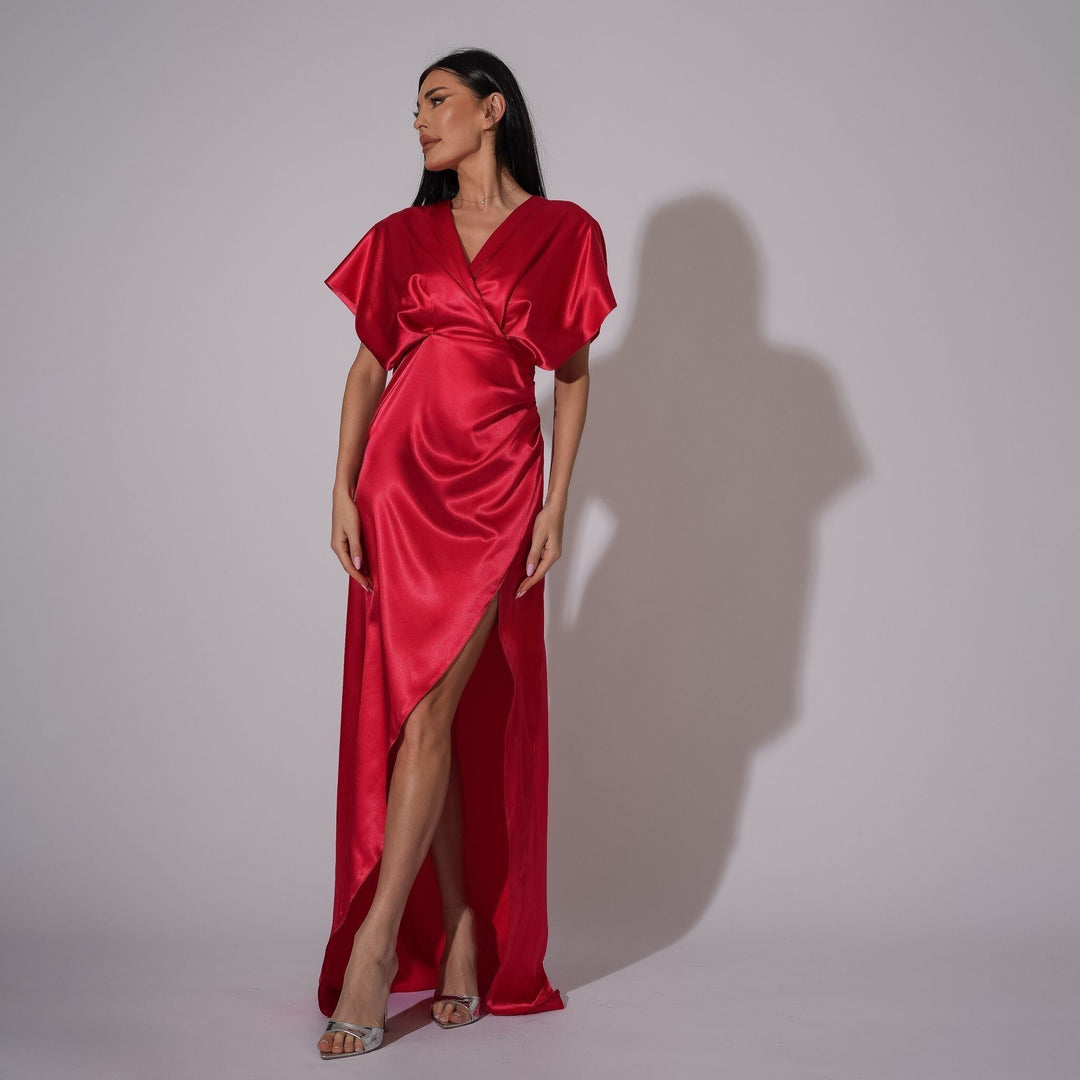 Rochie lunga din satin rosu cu drapaje laterale si bust kimono