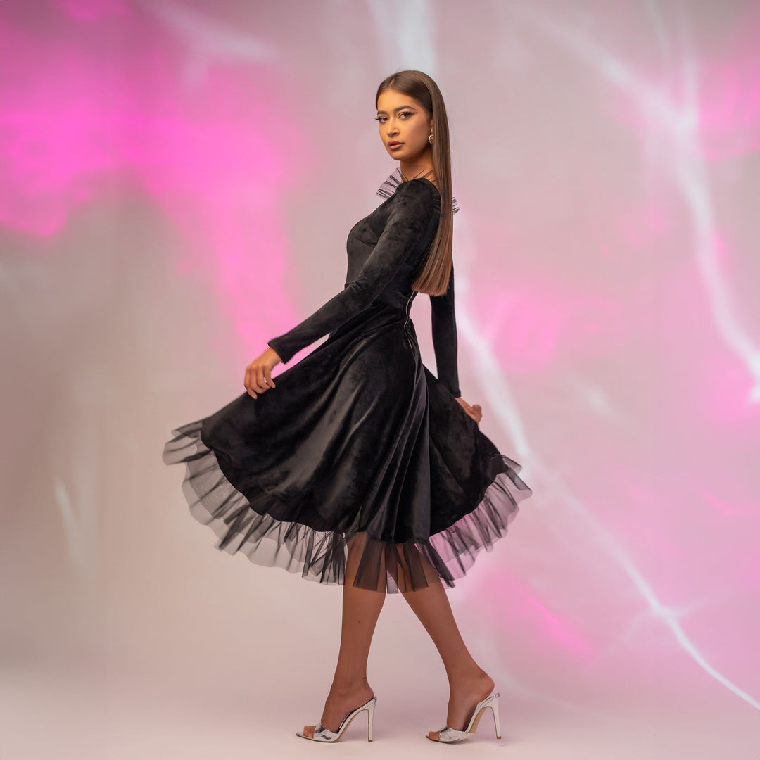 Rochie midi din catifea neagra cu fusta clos si volane din tulle