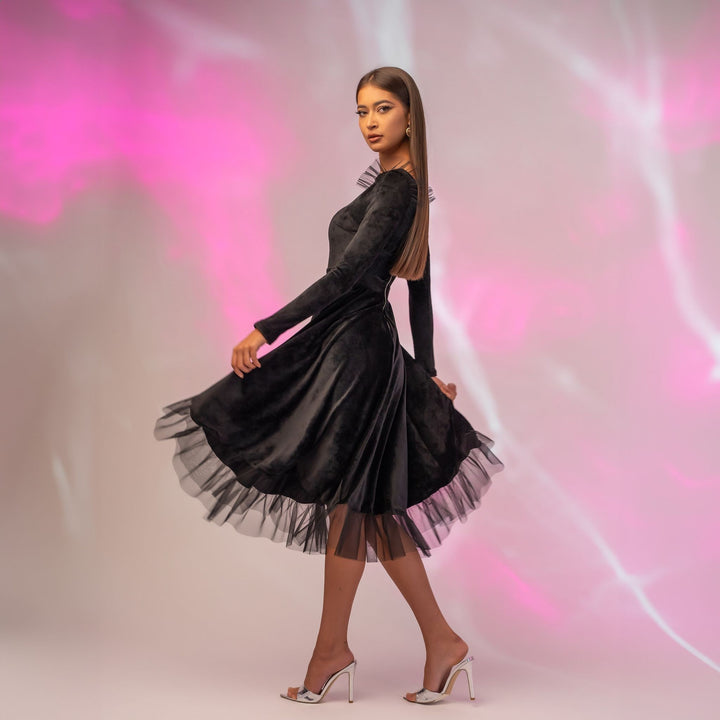 Rochie midi din catifea neagra cu fusta clos si volane din tulle