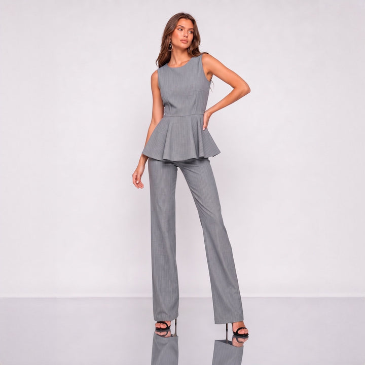 Costum damă de vară gri cu dungi, pantaloni drepți și top cu volan