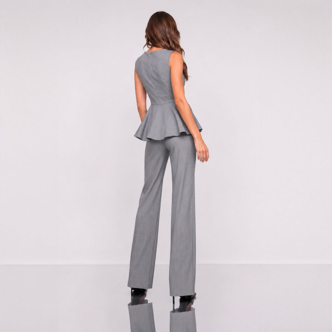 Costum damă de vară gri cu dungi, pantaloni drepți și top cu volan
