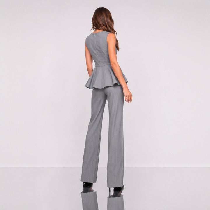 Costum damă de vară gri cu dungi, pantaloni drepți și top cu volan