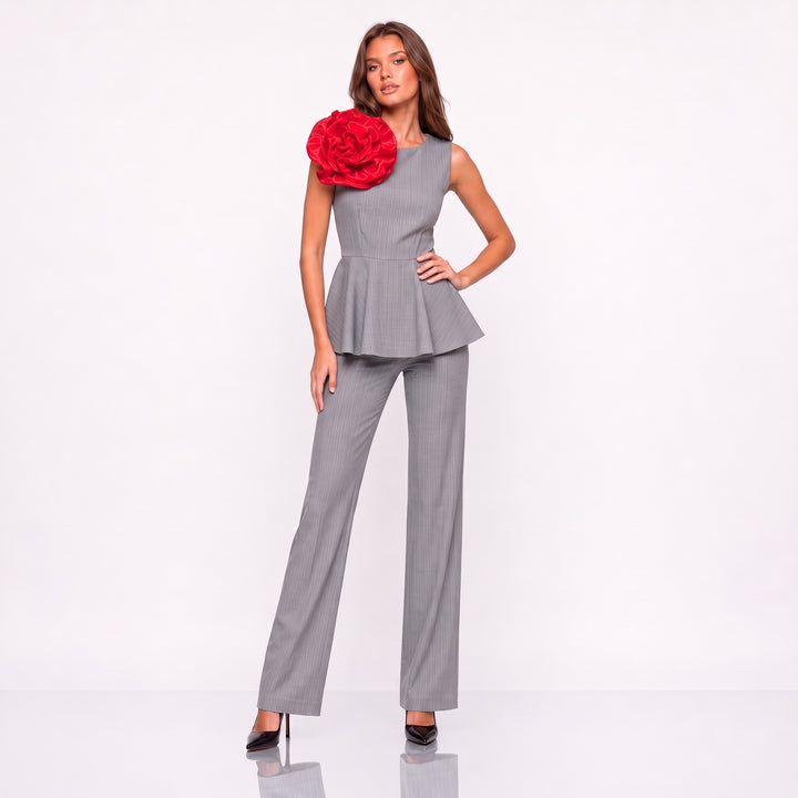 Costum damă de vară gri cu dungi, pantaloni drepți și top cu volan