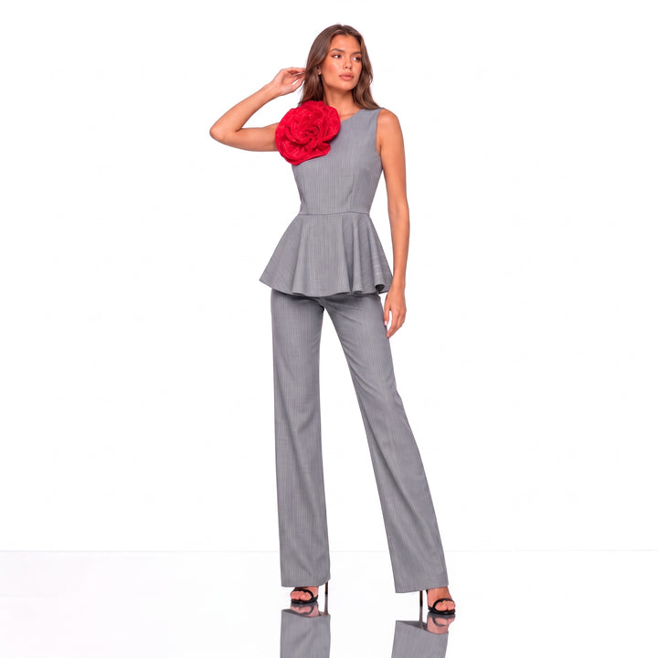 Costum damă de vară gri cu dungi, pantaloni drepți și top cu volan