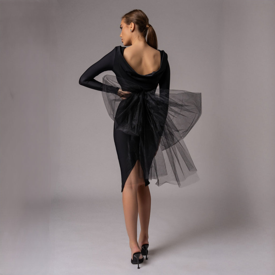 Carolina D: rochie neagra midi cu funda supradimensionata din tulle