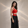 model-femeie-purtand-set-layering-carolina-d-bustiera-rosie-chiloti-modelatori-rosii-talie-inalta-pantaloni-trening-negri-bumbac-100-wide-leg