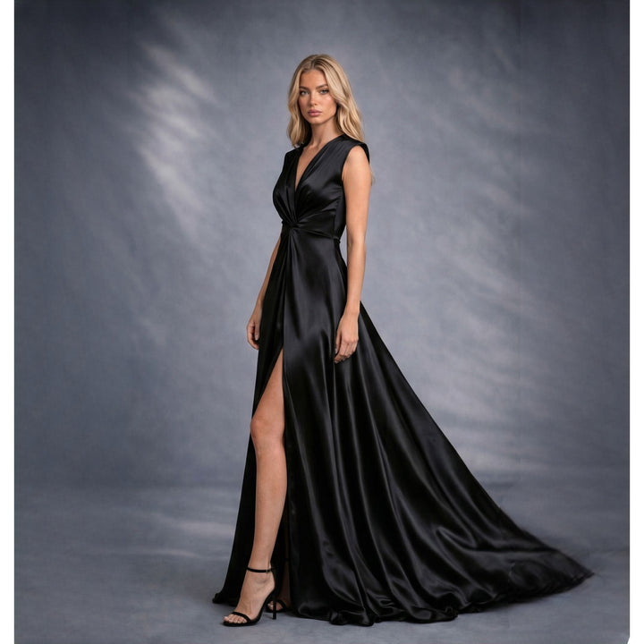 Rochie neagra lunga din satin cu nod in talie si despicatura London