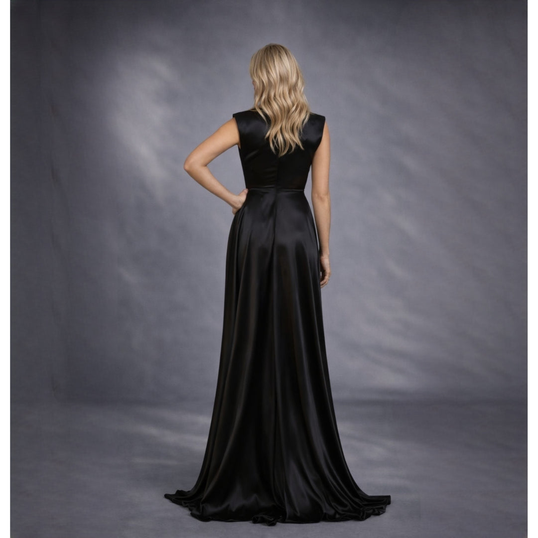 Rochie neagra lunga din satin cu nod in talie si despicatura London