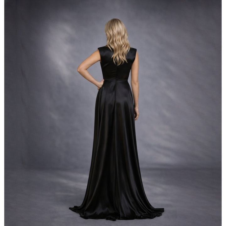 Rochie neagra lunga din satin cu nod in talie si despicatura London